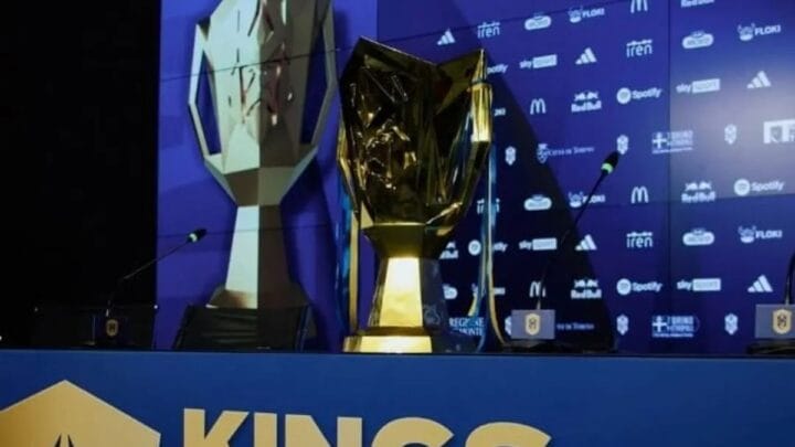 Imagem mostra o troféu em uma mesa e com fundo azul
