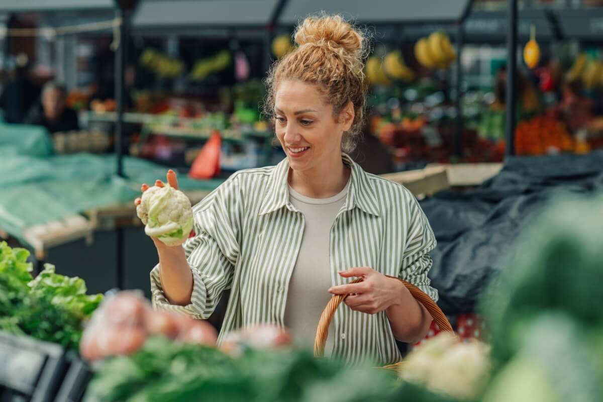 Os vegetais são uma estratégia eficaz para consumir carboidrato e controlar o peso (Imagem: Zamrznuti tonovi | Shutterstock)