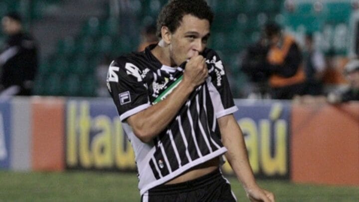 Wellington Nem em ação com a camisa do Figueirense na temporada 2011 (Foto: arquivo, FFC)