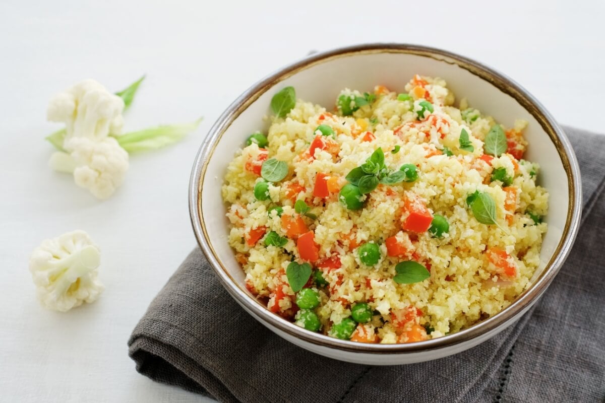 Arroz de couve-flor com legumes (Imagem: Anna Puzatykh | Shutterstock)