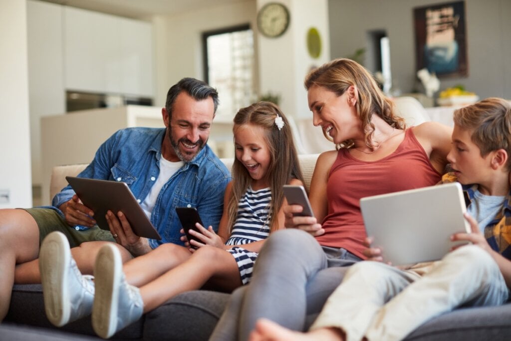 A supervisão dos responsáveis quanto ao uso da tecnologia pelas crianças é fundamental para evitar exposição a conteúdos inadequados (Imagem: PeopleImages.com – Yuri A | Shutterstock)