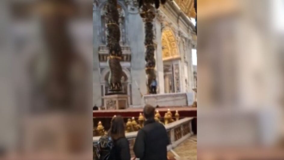Homem subiu no altar da Basílica São Pedro e danificou candelabros (Foto: Redes sociais, reprodução)