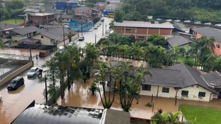 Chuva causou alagamentos em Joinville (Foto: Reprodução, redes sociais)