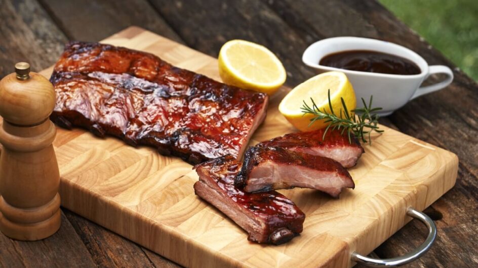 Costelinha de porco com barbecue (Imagem: dioimagens | Shutterstock)