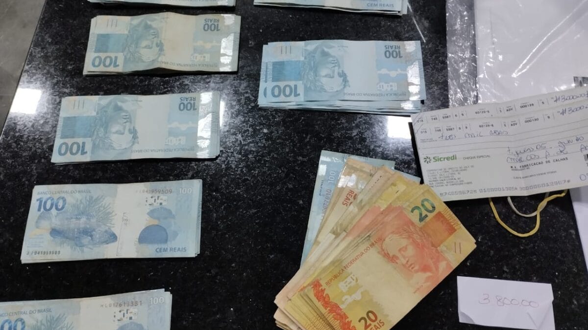 Itens eletrônicos e dinheiros foram apreendidos (Foto: PCSC, Divulgação)