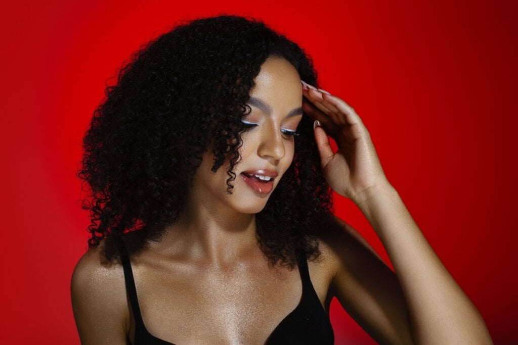 O gloss hidrata os l&aacute;bios e traz um efeito fresh e natural, perfeito para qualquer ocasi&atilde;o nos dias mais quentes (Imagem: MIRRORstudio | Shutterstock)