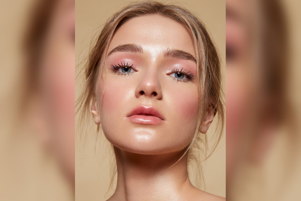 Hidratantes luminosos, bases leves e iluminadores cremosos criam um glow natural e sofisticado, ideal para o ver&atilde;o (Imagem: antonshmelev | Shutterstock)