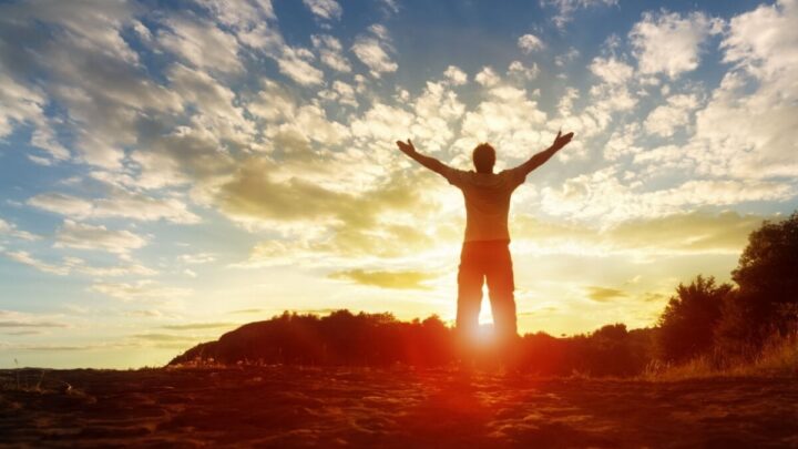 A oração é um caminho de conexão com Deus (Imagem: Brian A Jackson | Shutterstock)