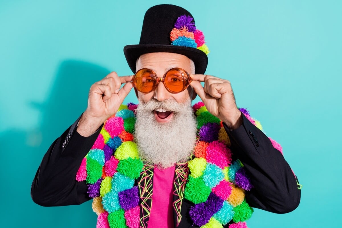 A terceira idade também pode curtir o Carnaval (Imagem: Roman Samborskyi | Shutterstock)