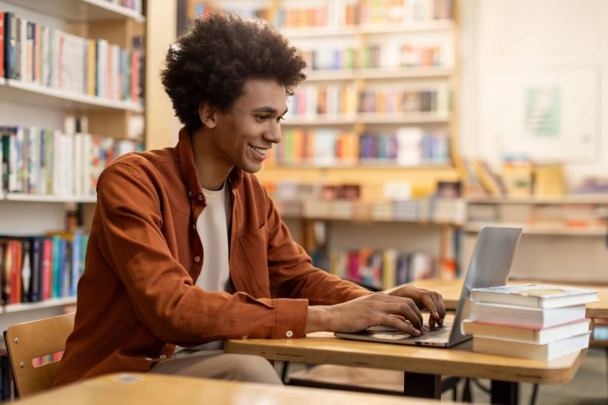 É importante retomar os estudos com organização e disciplina (Imagem: fast-stock | Shutterstock)