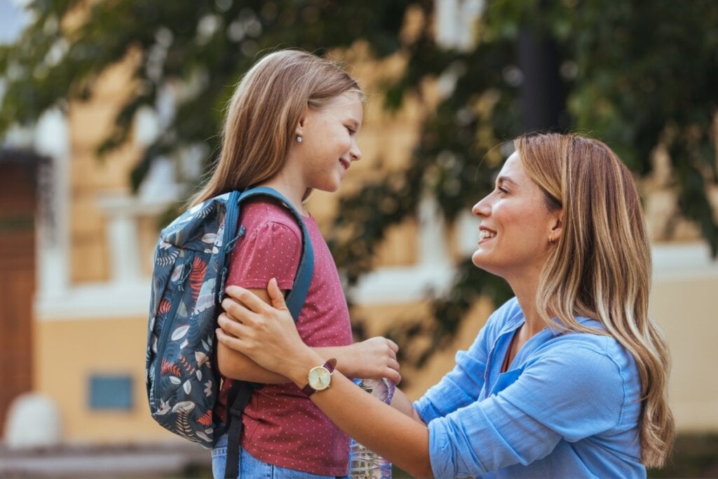 É importante conversar com a criança sobre a volta às aulas (Imagem: Dragana Gordic | Shutterstock)