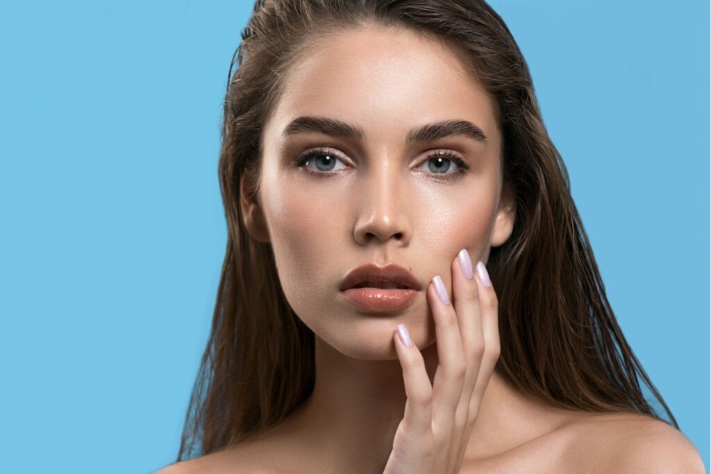A combina&ccedil;&atilde;o de pele leve, sobrancelhas definidas e balm labial garante um look elegante e pr&aacute;tico para o calor (Imagem: Juta | Shutterstock)