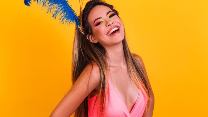 A maquiagem para o Carnaval deve aliar resistência, conforto e beleza (Imagem: Bernardo Emanuelle | Shutterstock)