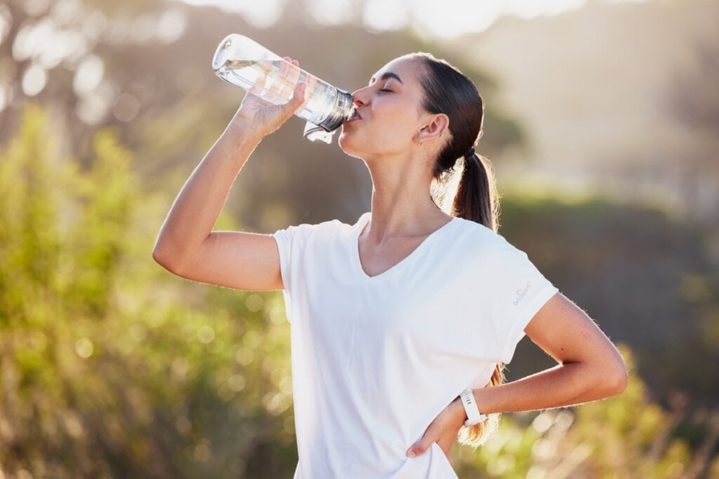 Beber água ao longo do dia é importante para evitar episódios de fome noturna (Imagem: PeopleImages.com – Yuri A | Shutterstock)