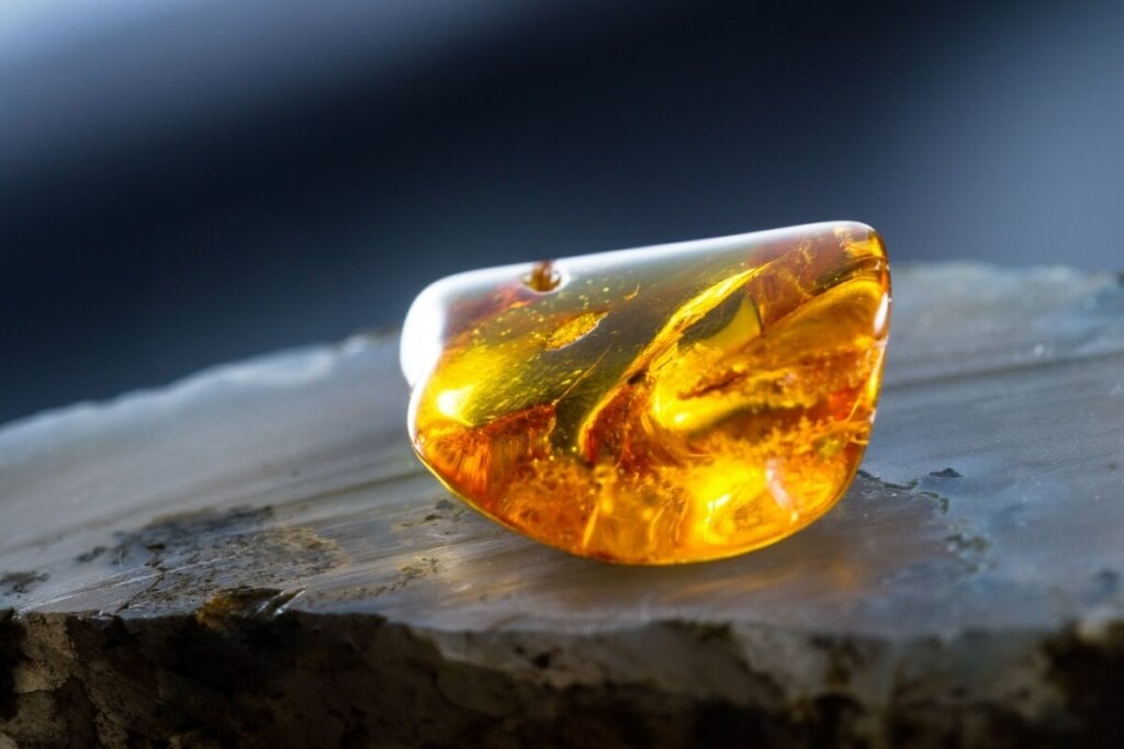 A pedra âmbar auxilia os processos de cura e proteção energética (Imagem: Wollertz | Shutterstock)