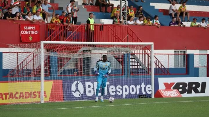 Goleiro Caíque, do Criciúma, foi vítima de racismo