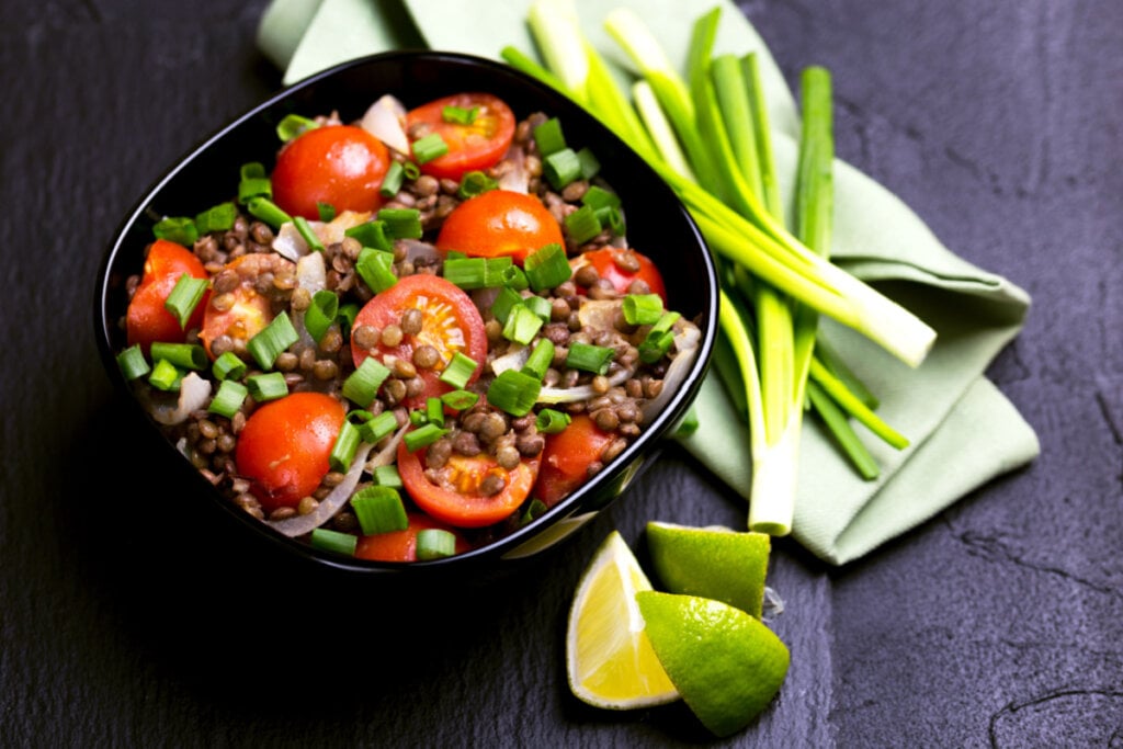 Salada de lentilha com tomate-cereja (Imagem: Yuliia Kononenko | Shutterstock)