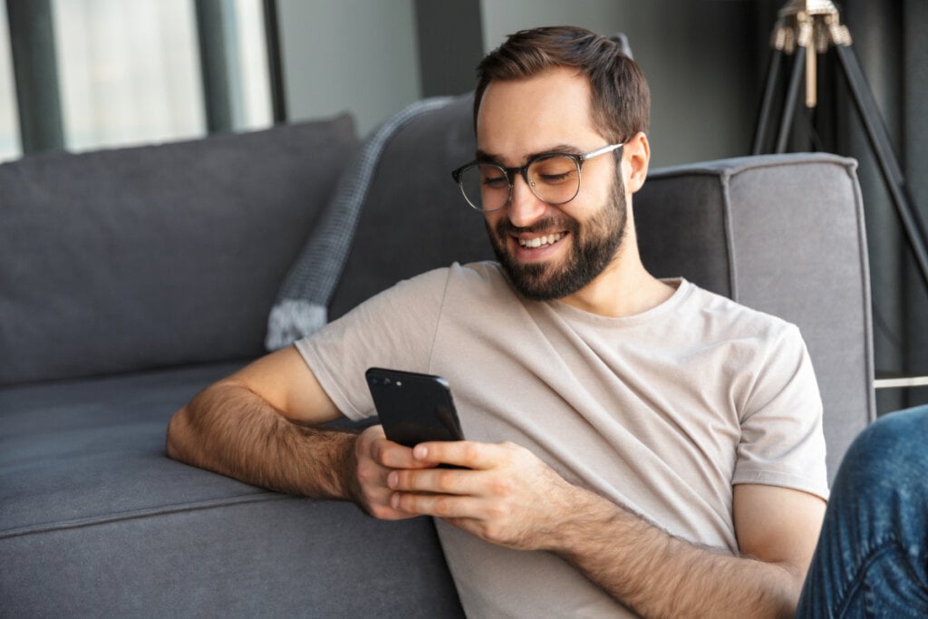 Aplicativos permitem controlar as finan&ccedil;as sem sair de casa (Imagem: Dean Drobot | Shutterstock)