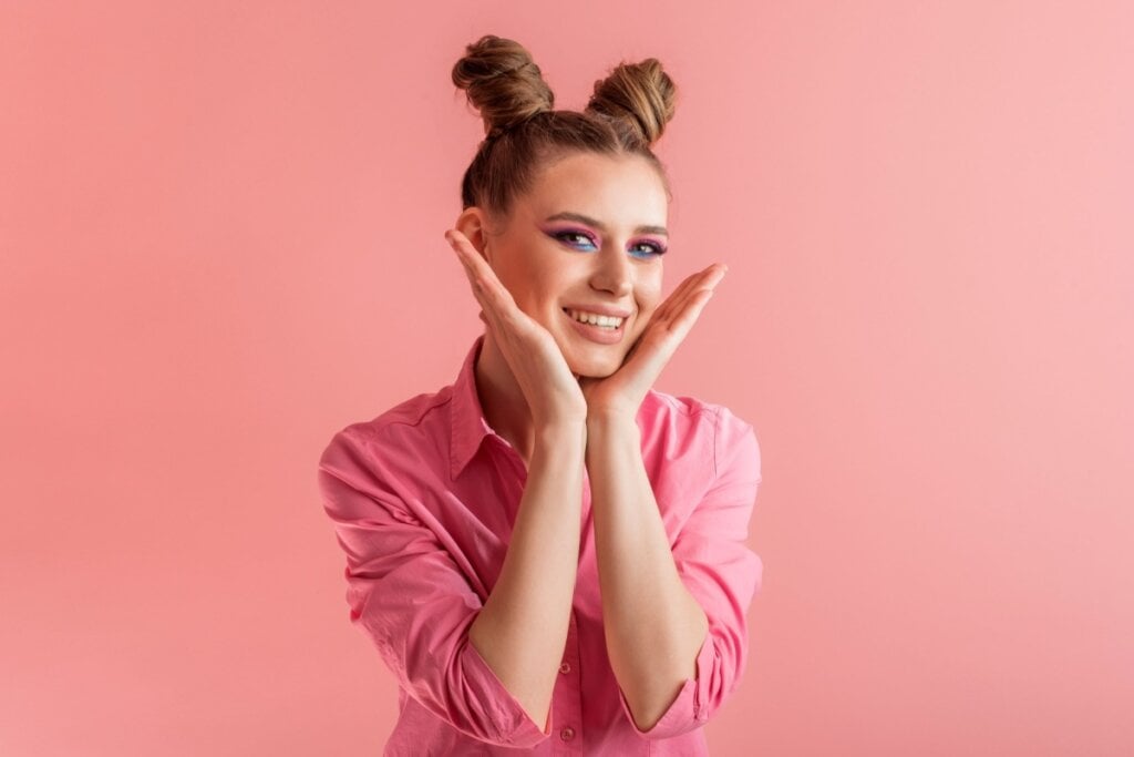 O coque “space buns” confere descontração ao visual (Imagem: Serhii Yevdokymov | Shutterstock)