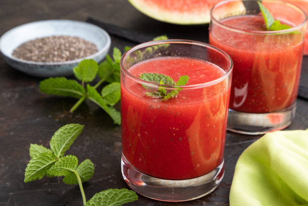Suco de melancia, hortelã e chia (Imagem: uladzimir zgurski | Shutterstock)