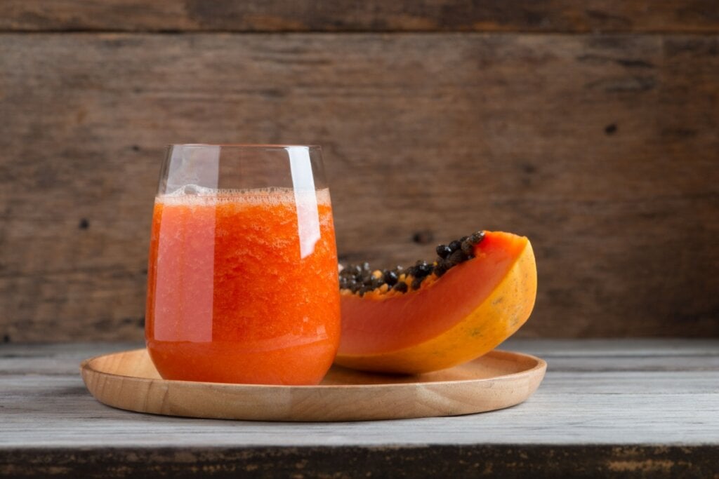 Suco detox de mamão com laranja (Imagem: Regreto | Shutterstock)
