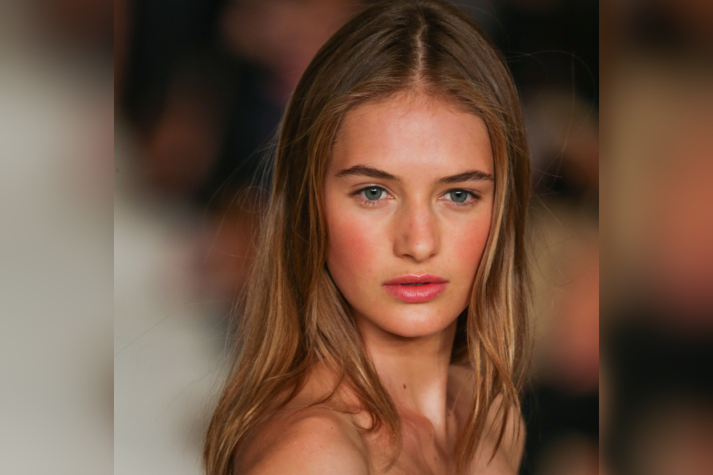 Blushes cremosos ou l&iacute;quidos em tons quentes, como coral e p&ecirc;che, criam um efeito queimadinho de sol natural (Imagem: FashionStock.com | Shutterstock)
