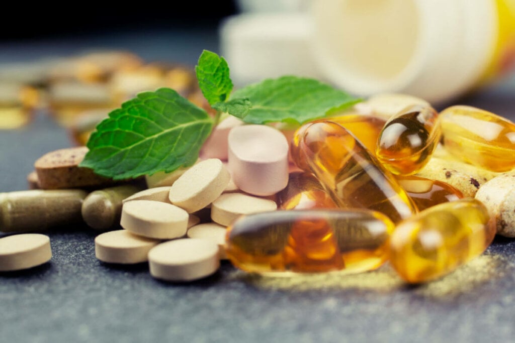 Desde que recomendados e acompanhados por um profissional, os suplementos podem ser uma alternativa para suprir as necessidades nutricionais (Imagem: Valentina_G | Shutterstock)
