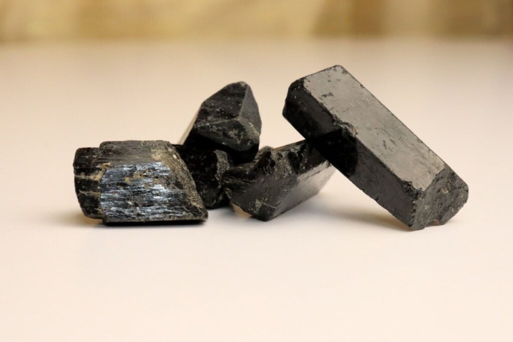 A turmalina negra ajuda a neutralizar as energias ruins (Imagem: Natalia Vasylieva | Shutterstock)