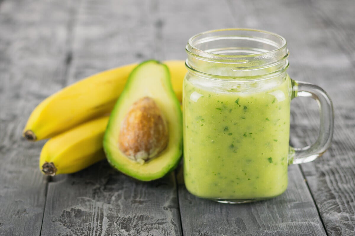 Vitamina de abacate com banana (Imagem: VLADIMIR VK | Shutterstock)