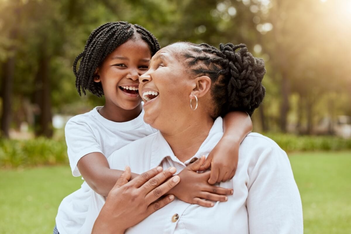 As crianças e os idosos precisam de cuidados especiais em dias mais quentes (Imagem: PeopleImages.com - Yuri A | Shutterstock)