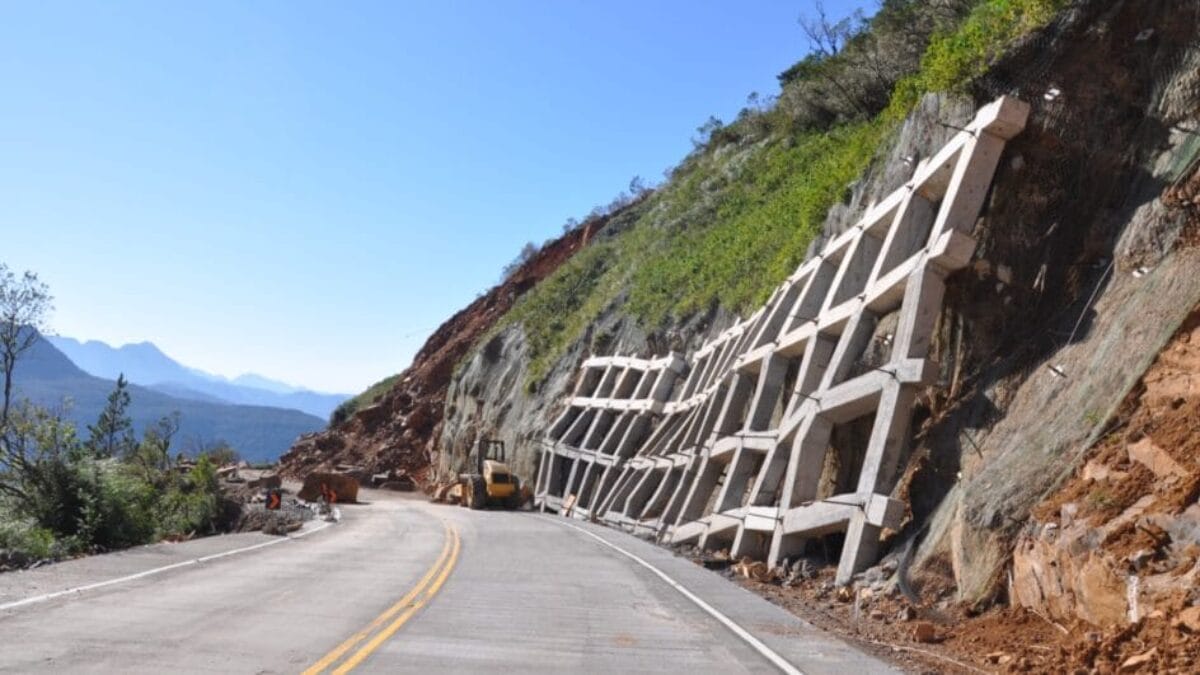 Serra da Rocinha tem trânsito de veículos retomado em sistema de comboio