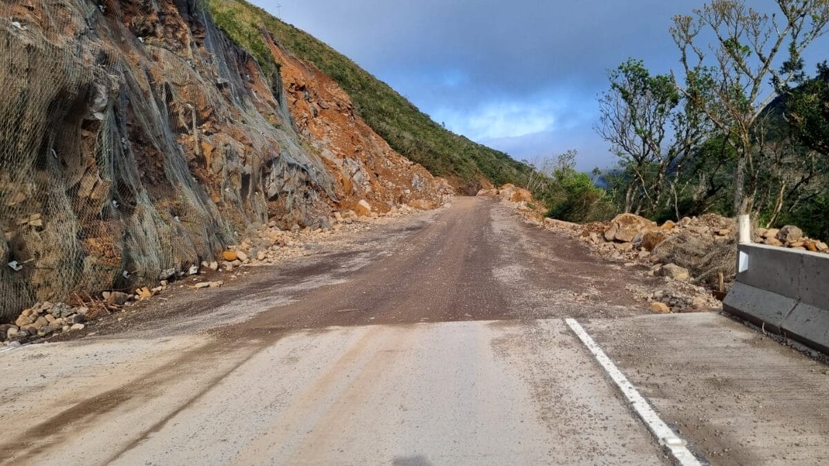 Serra da Rocinha tem trânsito de veículos retomado em sistema de comboio