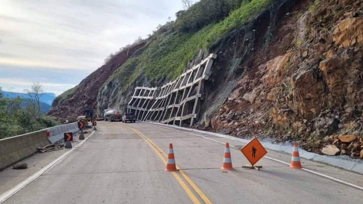 Serra da Rocinha tem trânsito de veículos retomado em sistema de comboio