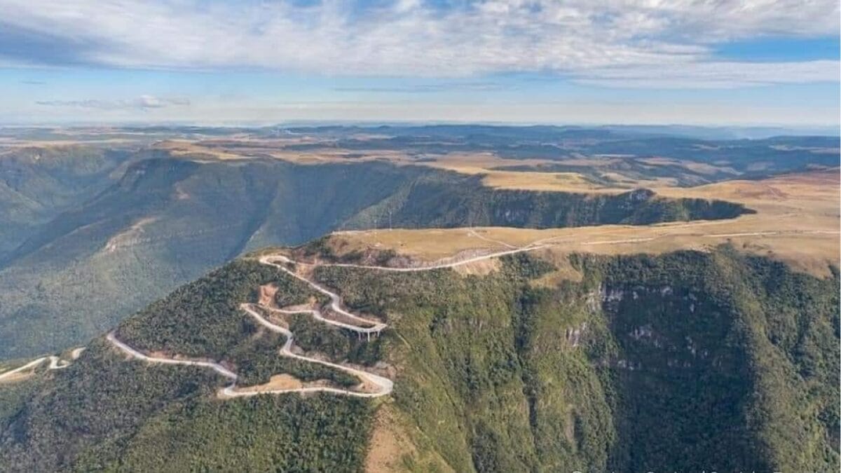 Serra da Rocinha tem trânsito de veículos retomado em sistema de comboio