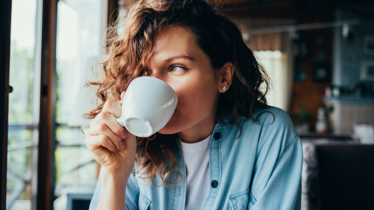 A cafeína atua como um estimulante do sistema nervoso central, bloqueando a adenosina