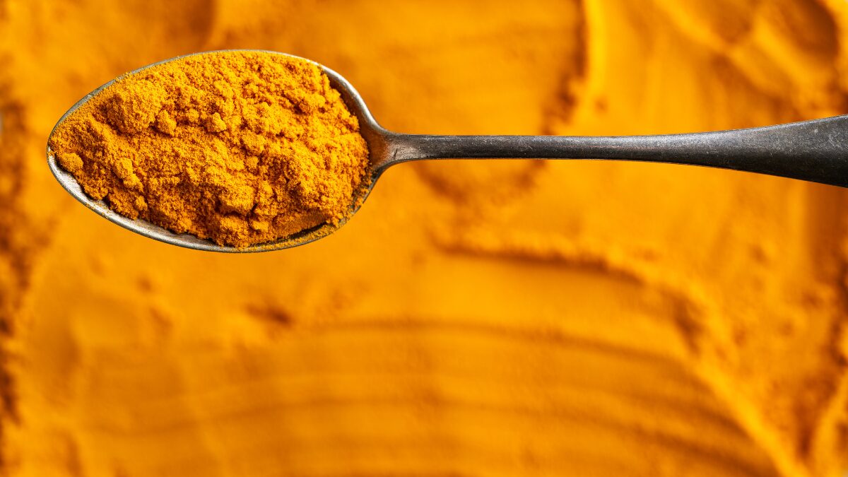 A curcumina protege suas células dos danos do tempo e da inflamação silenciosa