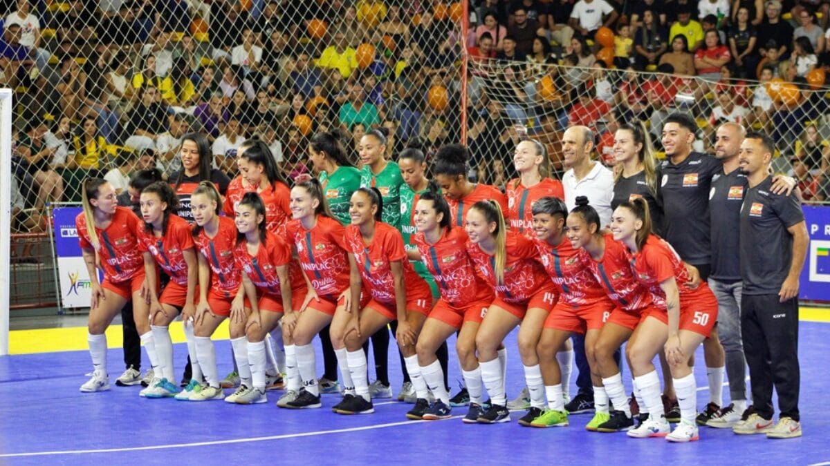Brasil vence Seleção Catarinense em amistoso no ginásio Jones Minosso, em Lages