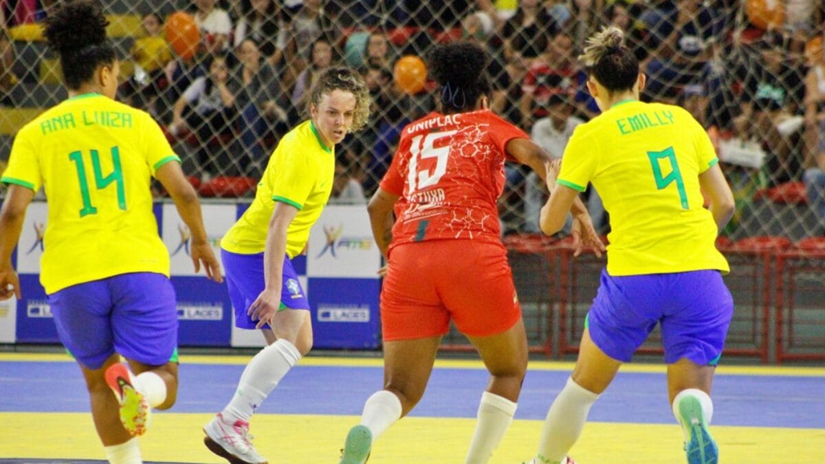 Brasil vence Seleção Catarinense em amistoso no ginásio Jones Minosso, em Lages