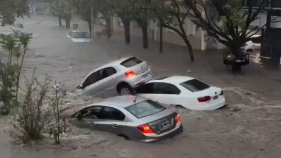 Ao menos seis pessoas morrem após temporal histórico transformar cidades em “rios” na Argentina