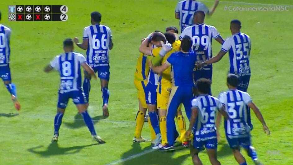 Avaí comemora a classificação sobre o Figueirense na disputa de pênaltis (Foto: reprodução, NSC TV)