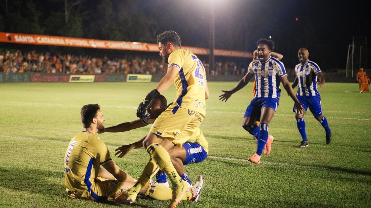 Avaí venceu o Santa Catarina nos pênatis; goleiro Igor Bohn foi o grande herói (Foto: divulgação, Avaí FC)