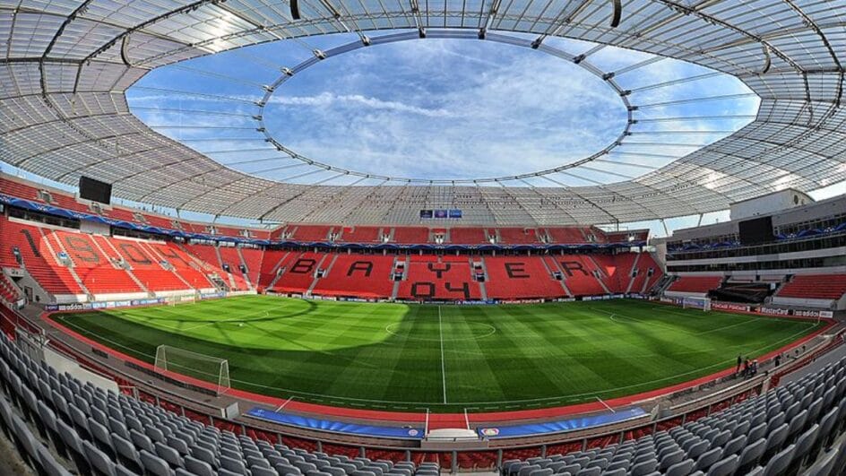 Imagem mostra arquibancada e gramado da BayArena, estádio que receberá o jogo entre Bayer Leverkusen e Bayern de Munique