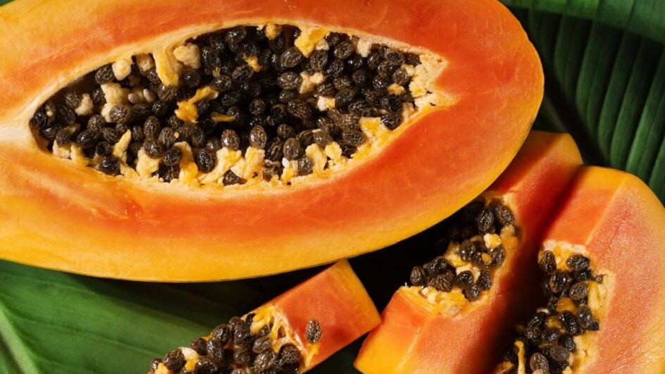 Os nutrientes do mamão combatem a prisão de ventre e previnem doenças (Imagem: Inna Dodor | Shutterstock)