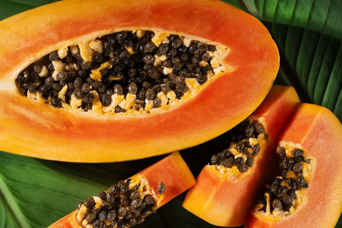 Os nutrientes do mamão combatem a prisão de ventre e previnem doenças (Imagem: Inna Dodor | Shutterstock)
