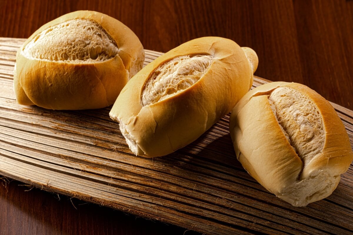 O pão francês, quando consumido corretamente, oferece benefícios à saúde (Imagem: BY BRAZIL | Shutterstock)