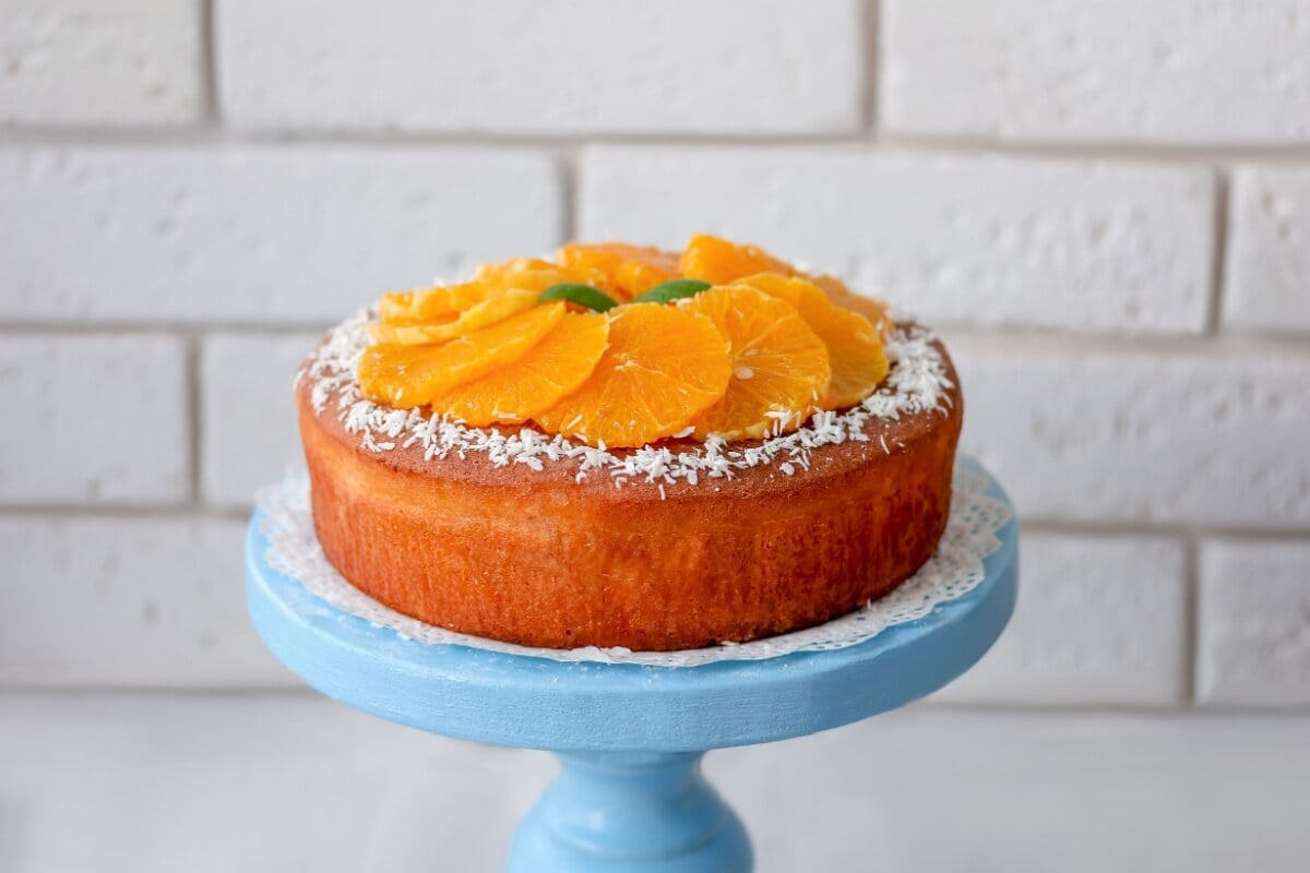 Bolo de laranja com coco (Imagem: Dementieva Iryna | Shutterstock)