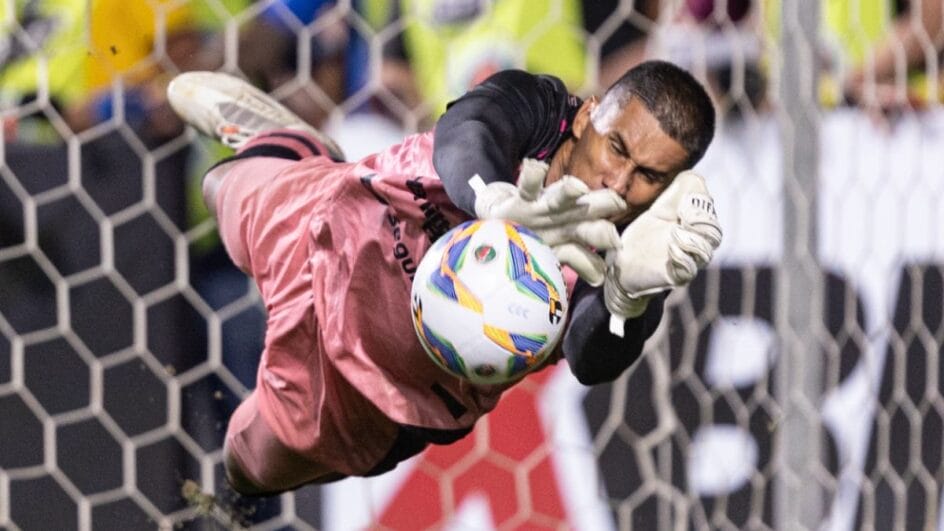Goleiro Bruno Pianissolla foi o herói do Joinville na classificação em Criciúma (Foto: reprodução, Instagram, Jec oficial)