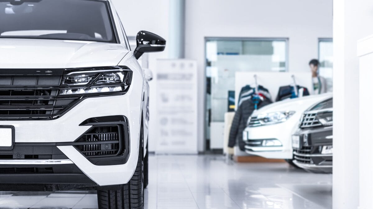Decifrando as siglas dos carros: o que CC, CLS, Ti, GTI e TSI realmente significam?