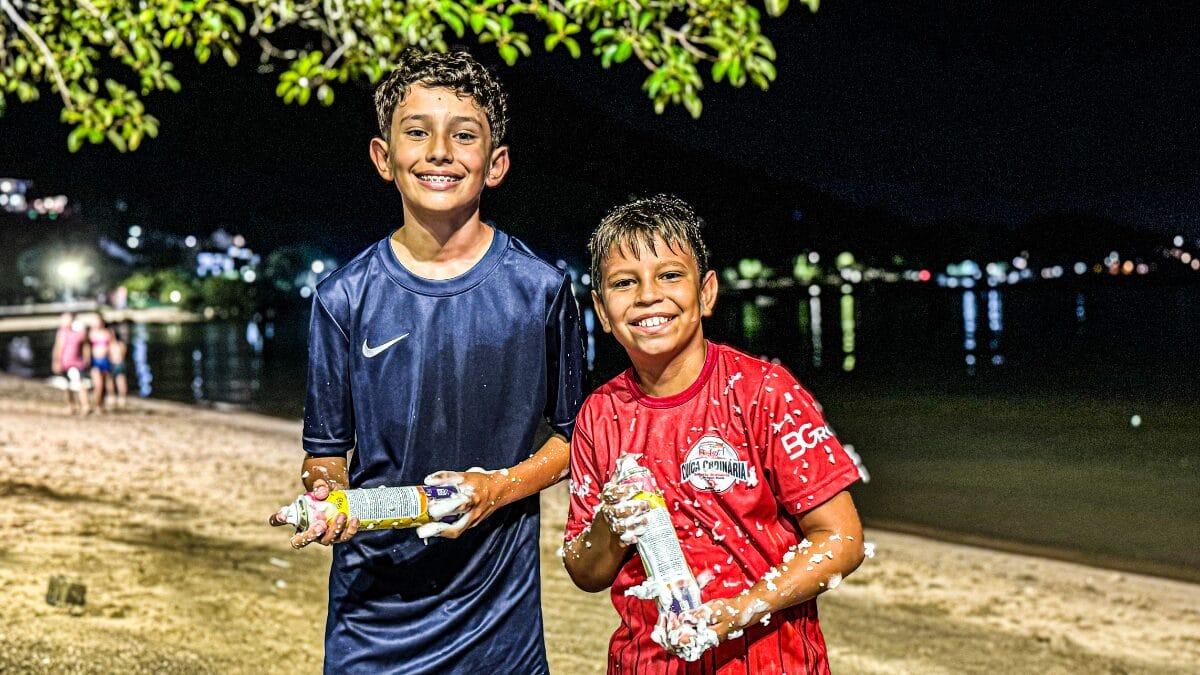 Arena Sambaqui em Florianópolis atrai pessoas para festa de carnaval ao pôr do sol