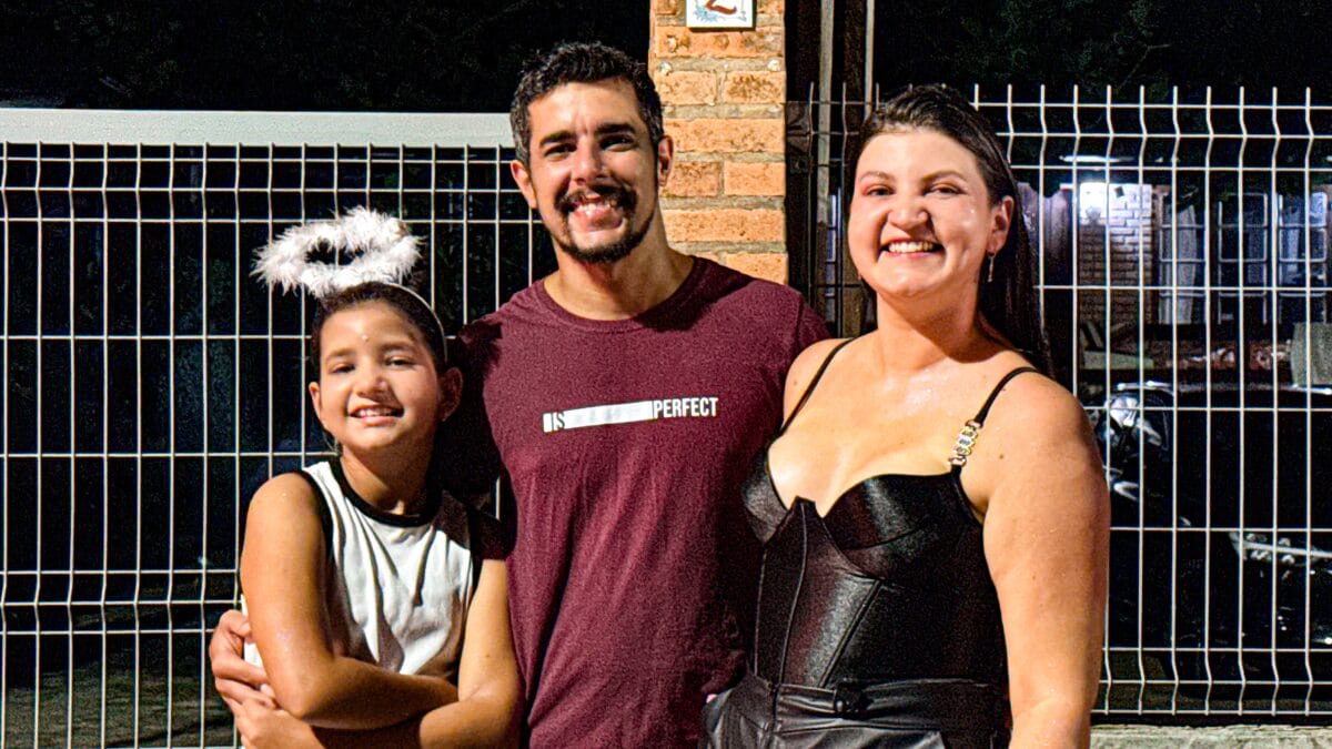 Arena Sambaqui em Florianópolis atrai pessoas para festa de carnaval ao pôr do sol